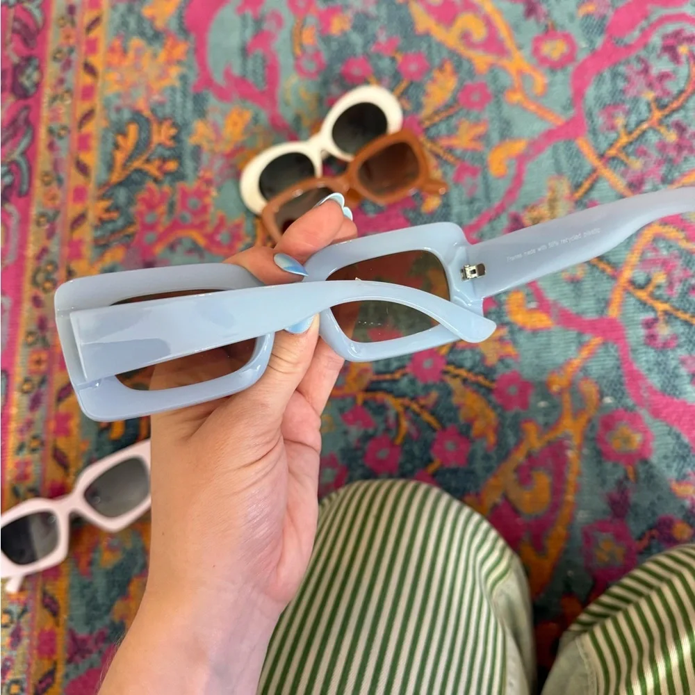 (LOT OF 4) Colorful Sunglasses - Picture 3 of 5